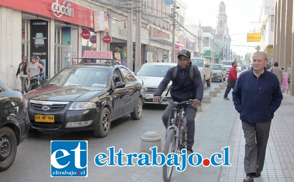 PACIENCIA.- Ciclistas, peatones y conductores han tenido que aprender a compartir espacios en la vía pública, mientras que las autoridades ponen orden en este colapsado sistema vial.