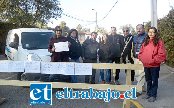 El grupo de vecinos junto al concejal Juan Carlos Sabaj que manifestaron pacíficamente su molestia con las autoridades por el cierre de Avenida Hermanos Carrera.