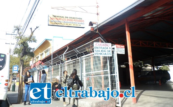 Este es uno de los terminales de colectivos de calle Merced, ubicado a pasos de Avenida Yungay, el que debiera desaparecer gradualmente en 1 ó 2 años a más tardar.