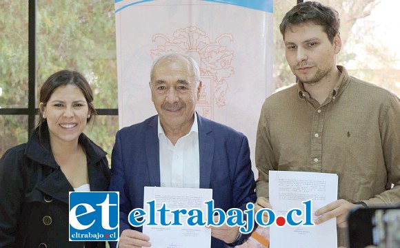 Macarena Vargas, encargada oficina de Turismo, junto al alcalde Patricio Freire Canto y el director sanfelipeño Bernardo Quesney.