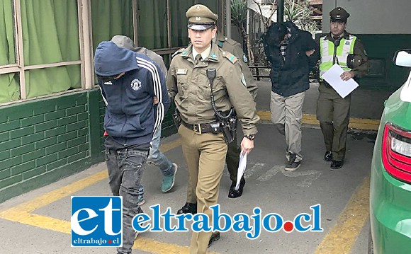 Los imputados fueron detenidos por Carabineros la madrugada de este sábado por el delito de robo con intimidación.