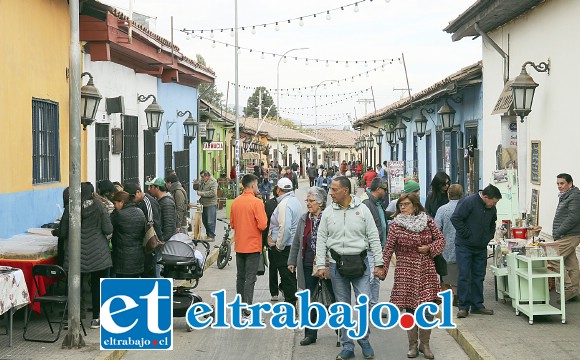 CALLE COMERCIO.- Los visitantes pudieron recorrer el interior de las viviendas patrimoniales, mientras la calzada fue un verdadero Museo al Aire Libre.