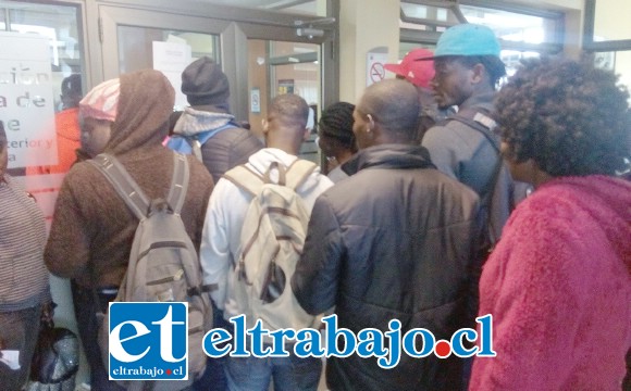 Gran cantidad de ciudadanos haitianos en la puerta de Extranjería en San Felipe.