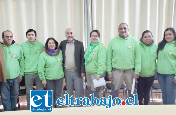 Integrantes de la agrupación independiente de transporte escolar junto al alcalde Patricio Freire y concejal Mario Villanueva.