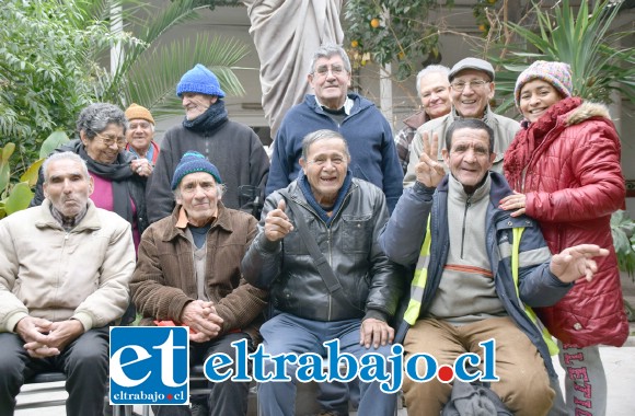 LOS BENEFICIADOS.- Ellos son sólo una parte de los adultos mayores que están recibiendo su desayuno, almuerzo y onces de lunes a viernes, los recursos llegan directamente de voluntarios del Hospital San Camilo a través también de la Agrupación Voluntariado del Valle de Aconcagua.