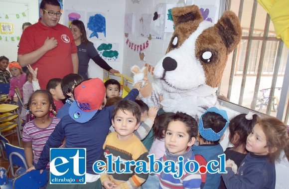 APRENDEN JUGANDO.- Aquí tenemos al perro ‘Chocolo’ jugando con los niños del Jardín Infantil Rincón de los Angelitos.