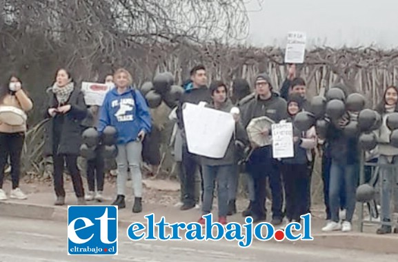 Aquí vemos a varios alumnos manifestándose en la ruta que va hacia a Putaendo.