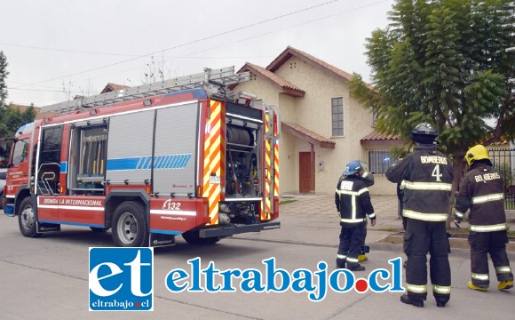 BOMBEROS AL LUGAR.- Unidades de la Segunda Compañía de Bomberos de San Felipe llegaron para confirmar que el incendio ya había sido controlado por la vecina.