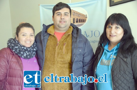 MANOS A LA OBRA.- Ellos son Francesca Aguirre y Pablo Carvallo, de la empresa que donará la jornada de juegos inflables, y la madre de Leonel, doña Alejandra Prado.