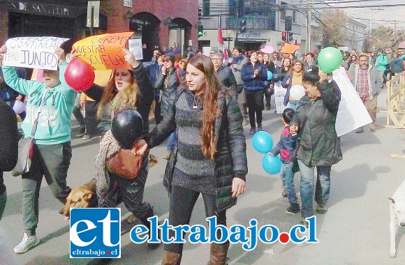 Apoderados también se unieron a profesores, alumnos y auxiliares para manifestarse, conformando una columna importante de personas.