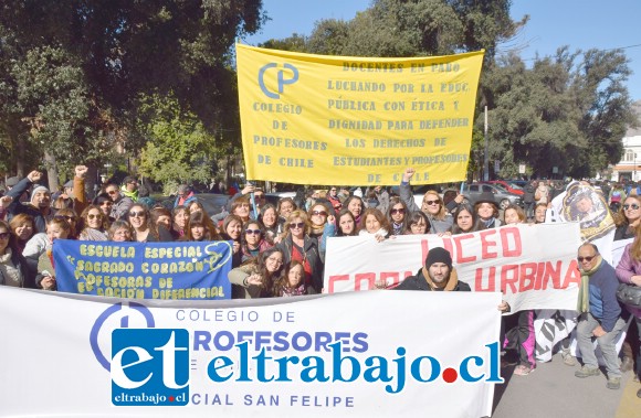 PARO NACIONAL.- Cientos de parvularias y profesores de varias comunas del Valle de Aconcagua se hicieron sentir en el corazón de San Felipe, protestando contra este proyecto de ley.