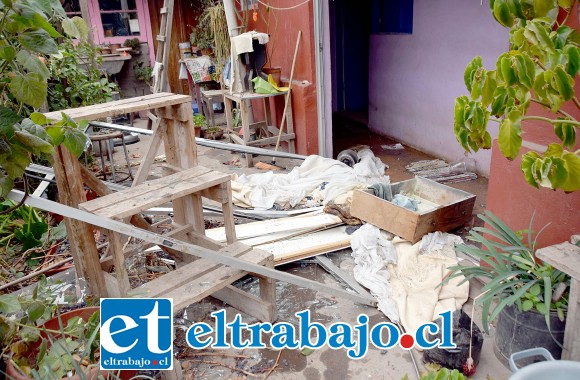 TREMENDA ENERGÍA.- Puertas y ventanales quedaron en el patio tras la explosión de la estufa. Doña Virginia en el piso al interior de su habitación.