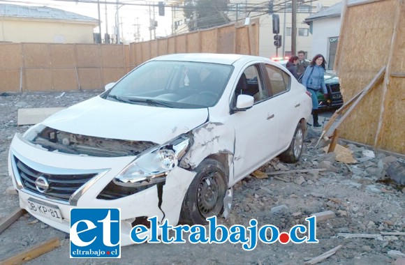 Acá vemos el otro vehículo, en este caso el Nissan que terminó al interior del terreno donde construyen estacionamientos.