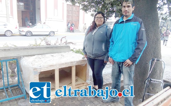 Romina Silva junto a su esposo junto a la casita que fabricaron y que está ubicada en la plaza de armas.