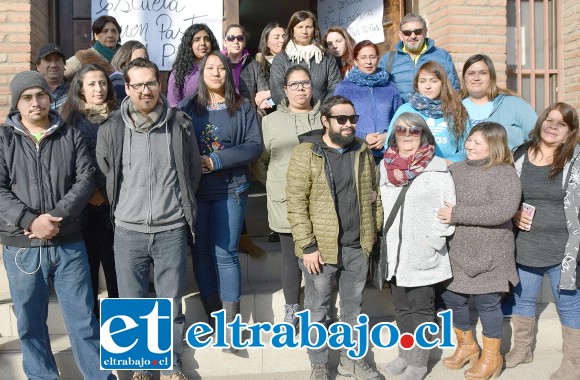 PROTESTAN HOY.- Desde las 10:00 horas de hoy martes, frente a la Escuela Buen Pastor, la comunidad educativa compuesta por estudiantes, profesores y apoderados, protestarán en busca de obtener una declaración de las autoridades que les dé tranquilidad sobre el futuro de su casa de estudios. Ellos son parte del grupo que lidera el movimiento.