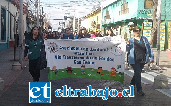 Las educadoras de párvulos marcharon por varias avenidas de nuestra ciudad, aquí las vemos en Calle Prat.