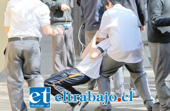 ATAQUE EN ESCUELA.- El niño de 12 años fue reducido por el chico de 14, y según explicó el testigo, al menos cinco estudiantes más estaban en el lugar a la hora del ataque sexual, y ninguno de ellos hizo algo para impedirlo. (Referencial)