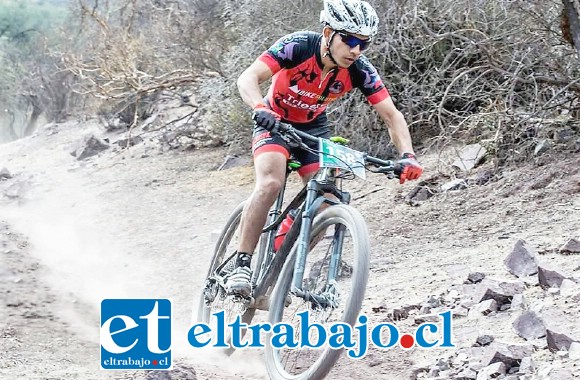 Un competidor pasando por el espectacular circuito en el XCM realizado en Santa María.