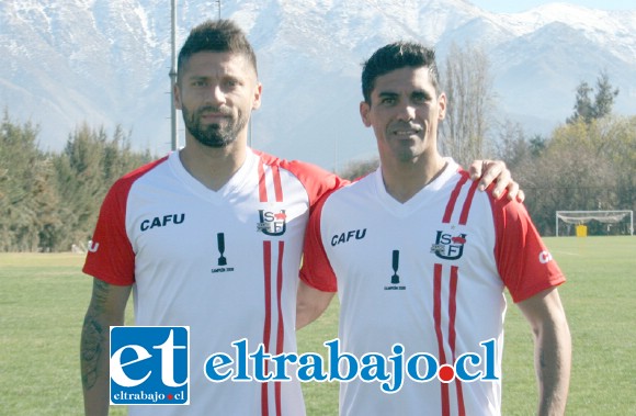 David Fernández y Ángel Vildozo lucen las camisetas que ayer salieron a la venta al público.