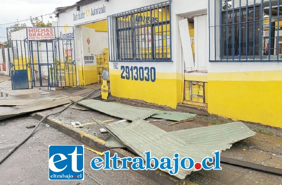 A raíz de la explosión volaron las planchas de zinc desde el local de Lipigas de Calle Portus en San Felipe.