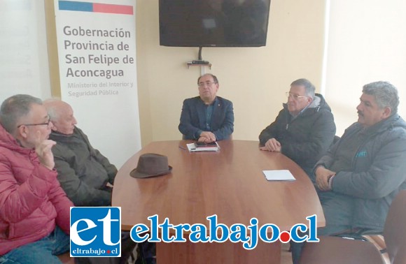 Representantes de comerciantes y vecinos de avenida Maipú conocieron alcances del proyecto de mejoramiento de la Ruta E71 en reunión sostenida con el gobernador de San Felipe, Claudio Rodríguez.