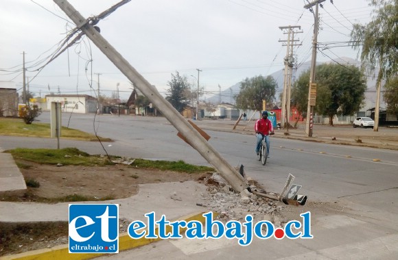 En esta posición quedó el poste del tendido eléctrico, el cual fue arrancado de su base.