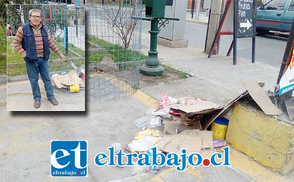 En la imagen se aprecia la basura que queda por las noches y que sería dejada por los operarios que retiran las botellas plásticas, asegura el denunciante.