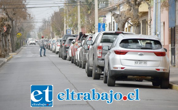 COSA DEL PASADO.- Esta es Calle San Martín, a partir del viernes en la noche cambiará de sentido la dirección del tránsito, y estos autos no podrán estacionar más en la vía.