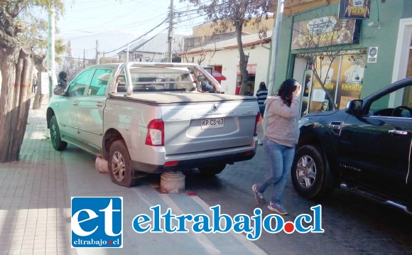 La conductora al lado de la camioneta. Este accidente pudo convertirse en una tragedia mayor.