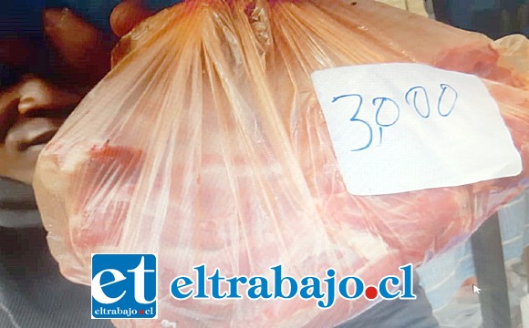 Acá vemos una bolsa con carne por un valor de tres mil pesos.