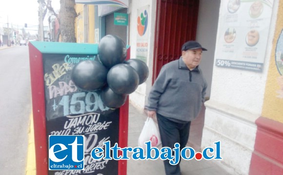 Globos negros en uno de los letreros de Comercial Los Muñoz en Traslaviña.