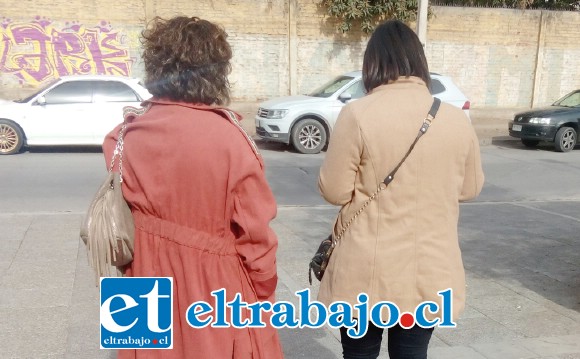 Las hermanas saliendo de tribunales donde fueron a averiguar la situación vivida por su hermano. (Por seguridad no mostramos sus rostros).