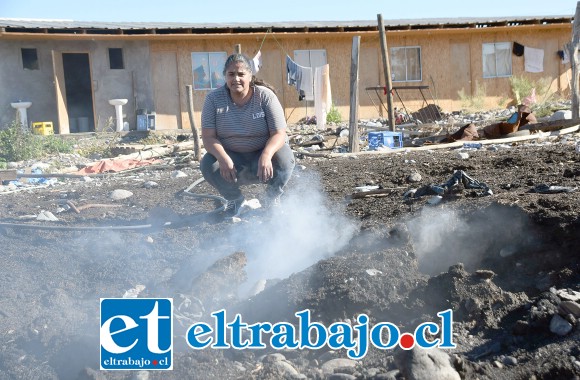 FOSO PESTILENTE.- Así como lo muestra esta gráfica, el pestilente humo no cesa de salir las 24 horas del día, desde hace tres meses nadie le da solución a estos vecinos.