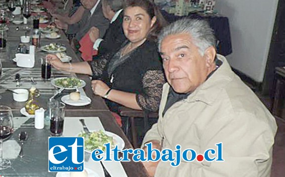 CON SU ESPOSA.- Aquí lo tenemos en una cena del Rotary Club de San Felipe, al lado de su esposa Carolina Espinoza Núñez.