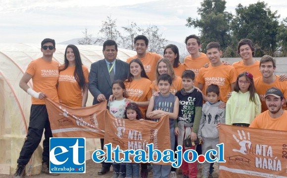 La comunidad educativa de la Escuela Guillermo Bañados logró por fin instalar su propio invernadero, gracias al ayuda de estos jóvenes universitarios.