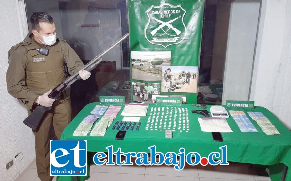 Más de un kilo de pasta base de cocaína, armas de fuego, municiones y dinero en efectivo fue el resultado de allanamientos efectuados por el OS7 de Carabineros en tres domicilios de Los Andes.