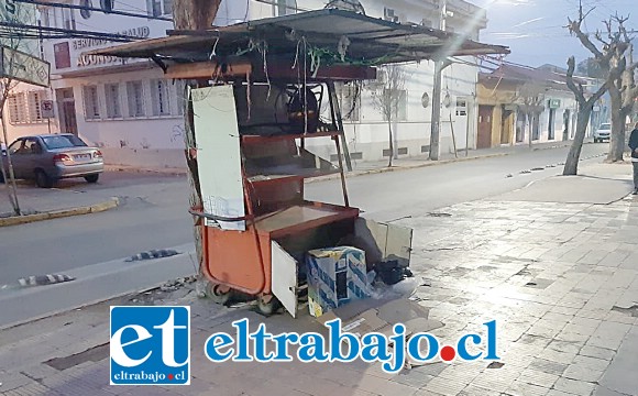 Así amaneció el carro de doña Adriana, el viernes en la mañana. Ya son varios los robos perpetrados a los comerciantes en ese sector.