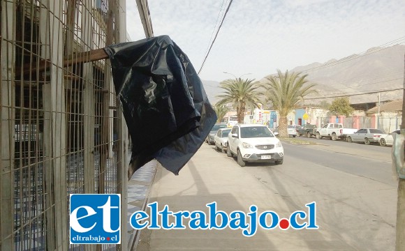 Algunos comerciantes de Avenida Maipú, entre Santo Domingo y Freire, pusieron banderas en sus establecimientos comerciales, preocupados con la prohibición de estacionamiento.