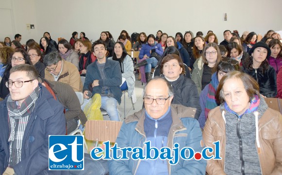 PROFESORES EN PARO.- Cientos de profesores respaldaron el comunicado que ayer martes hicieron público sus voceros.