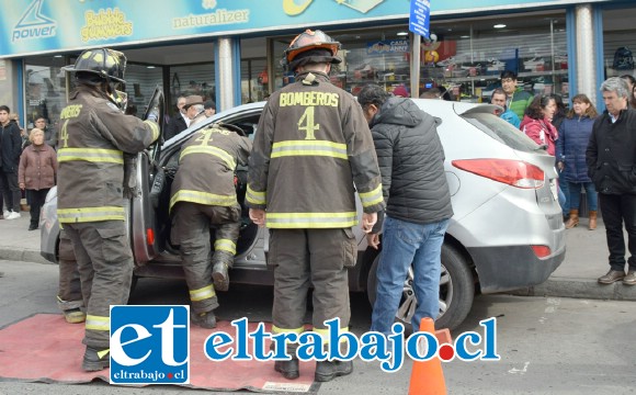 ACCIÓN INMEDIATA.- La acción bomberil fue inmediata, el suceso alarmó a cientos de personas en el céntrico sector.