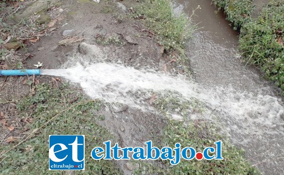 El sifón donde se supone cae agua potable para limpiar.