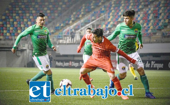 El volante Bryan Cortés intenta superar la marca de un jugador itálico. (Foto: Jorge Ampuero)