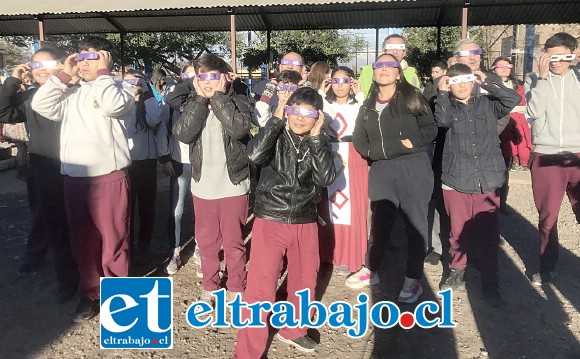 Con música de Violeta Parra interpretada por la orquesta de la Escuela Carolina Ocampo, la comunidad de Bellavista, alumnos junto a sus familias y autoridades, disfrutaron del eclipse de sol ocurrido durante la tarde del martes.