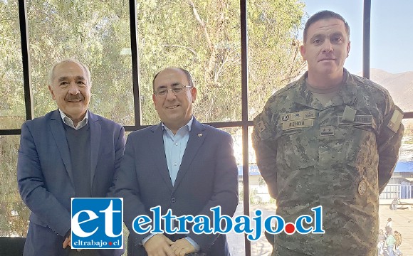 El alcalde Patricio Freire junto al gobernador Claudio Rodríguez y el comandante del Yungay, Tcl. Patricio Ochoa, invitaron a la comunidad a presenciar esta tradicional ceremonia militar que recuerda a los jóvenes mártires de La Concepción.