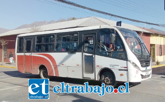 Una de las máquinas de transporte de pasajeros desplazándose por calle Portus, en sentido contrario al tránsito que tuvo probablemente desde toda su historia.