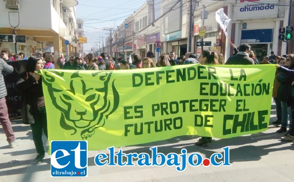 Los profesores se instalaron inicialmente en calle Salinas con Prat, donde interrumpieron el tránsito por algunos minutos, situación que repitieron en las demás intersecciones de la Plaza de Armas.