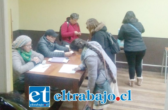 Los docentes votando en el Colegio de Profesores.