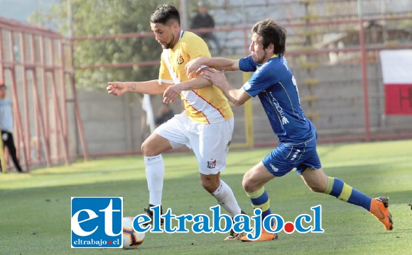 Mientras estuvo en la cancha Miguel Ángel Orellana naufragó ante la marca de los defensores de Barnechea. (Foto: Jaime Gómez Corales)