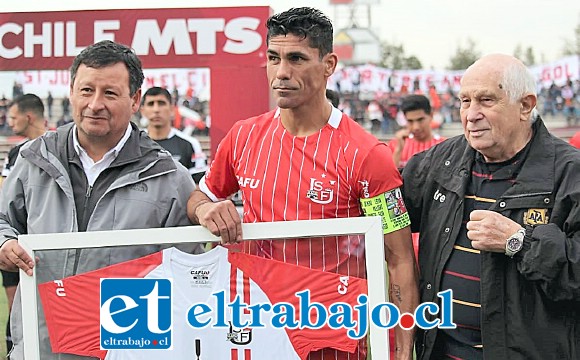 Antes del inicio del partido el ariete recibió un homenaje del que fue parte el recordado técnico Roberto Mariani. (Foto: Jaime Gómez)