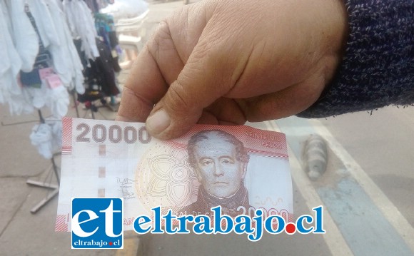 Este es un billete de veinte mil pesos falso.